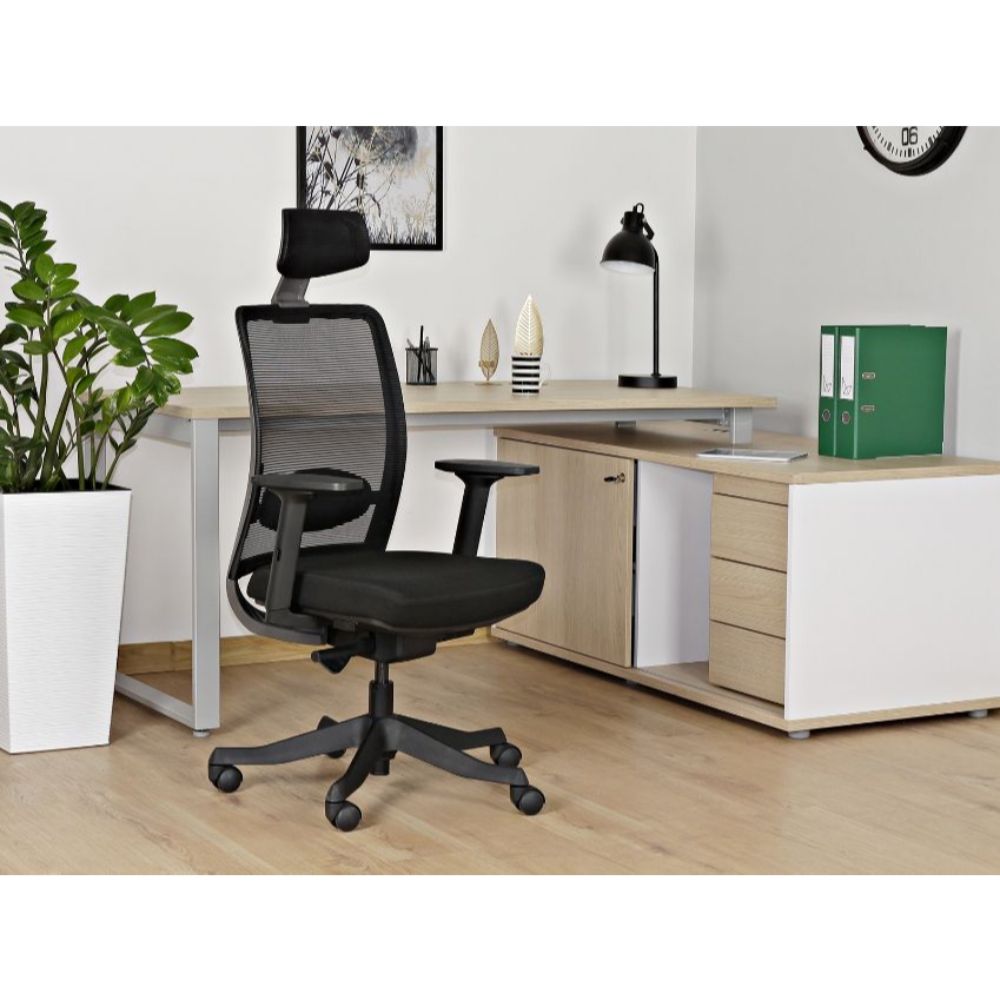 Ergonoomiline kontoritool Anggun eest laua ääres