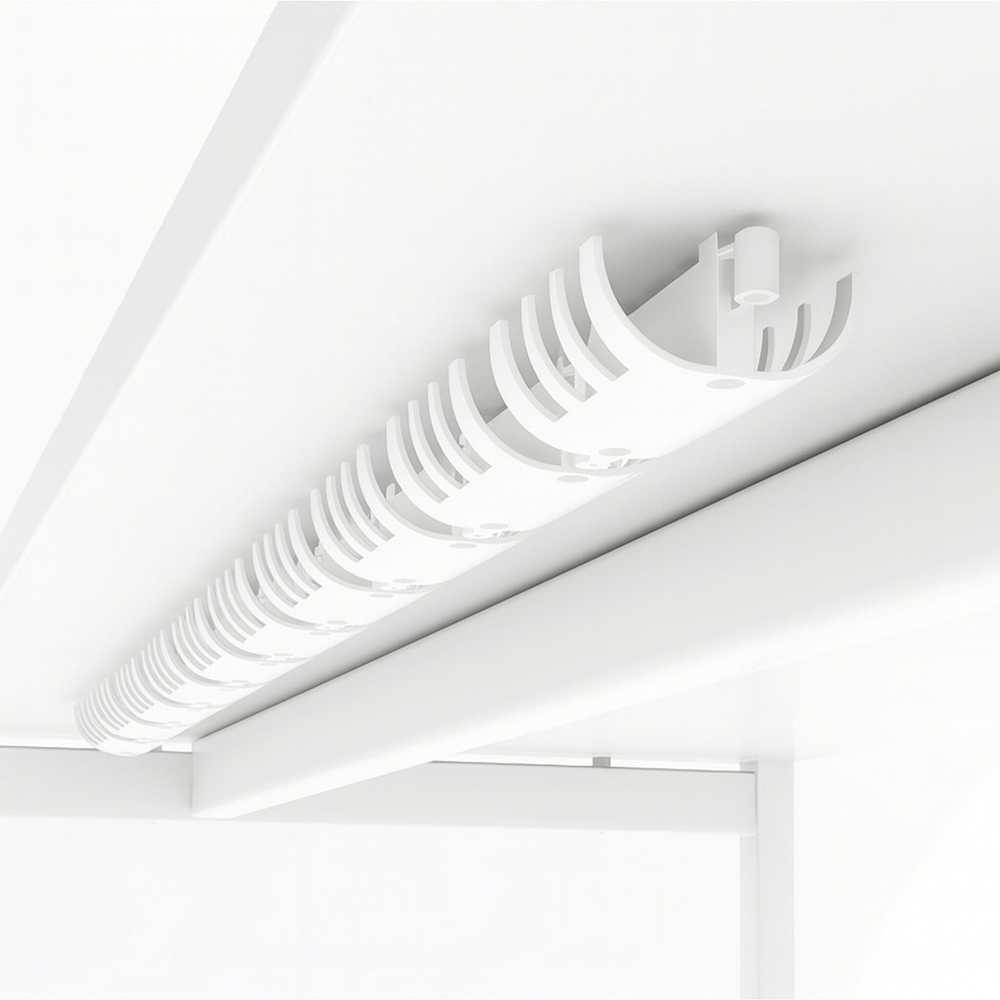 Kaablikanal valge laua all