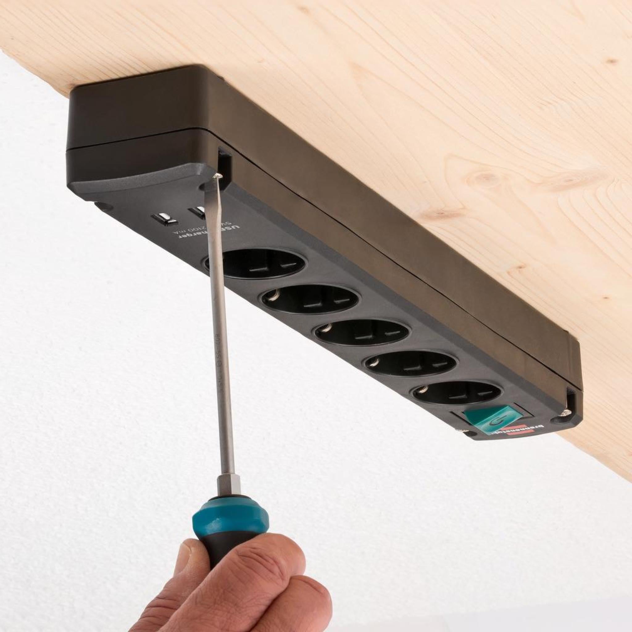 Pikendusjuhe laua alla