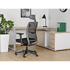 Ergonoomiline kontoritool Anggun tagant laua ääres