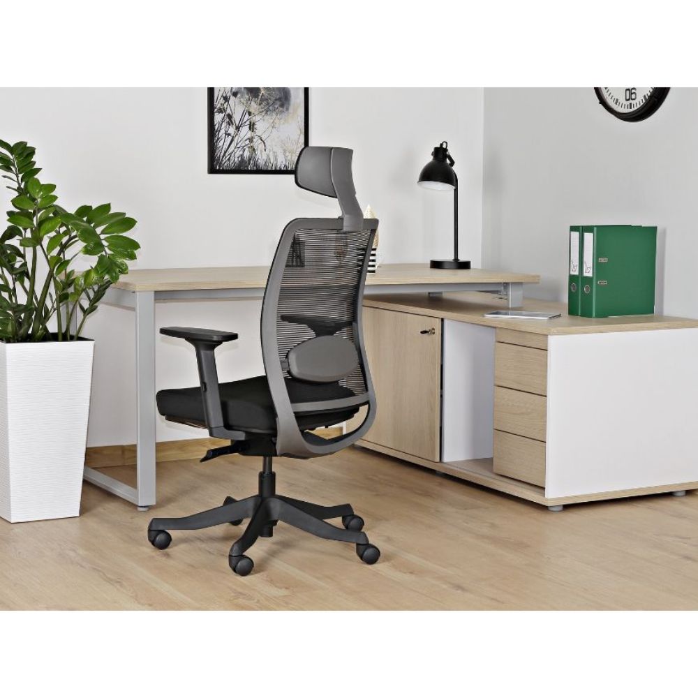 Ergonoomiline kontoritool Anggun tagant laua ääres